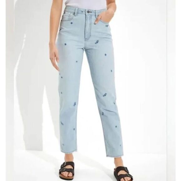 American Eagle Light Wash Floral Embroidered Highest Rise Mom Jeans Size 4 - Picture 2 of 10